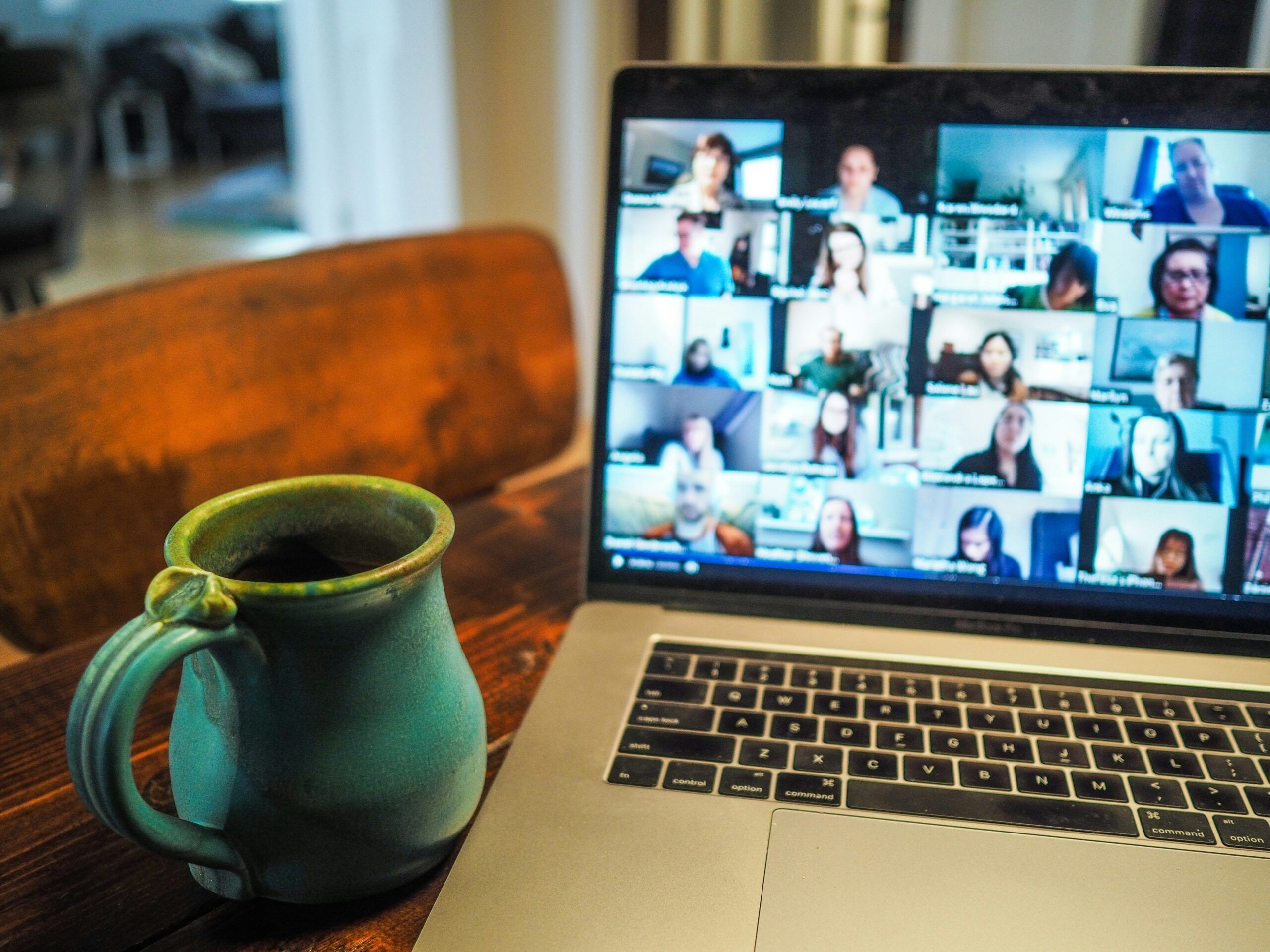 Tasse und Computer mit einen geöffneten Onlinemeeting
